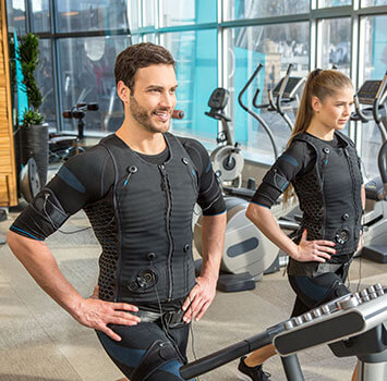 Ein Mann und eine Frau bei einer EMS Übung