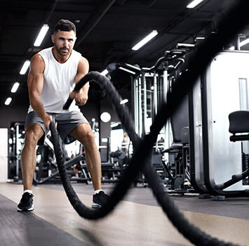 Ein Mann beim Functional Training mit zwei Seilen.